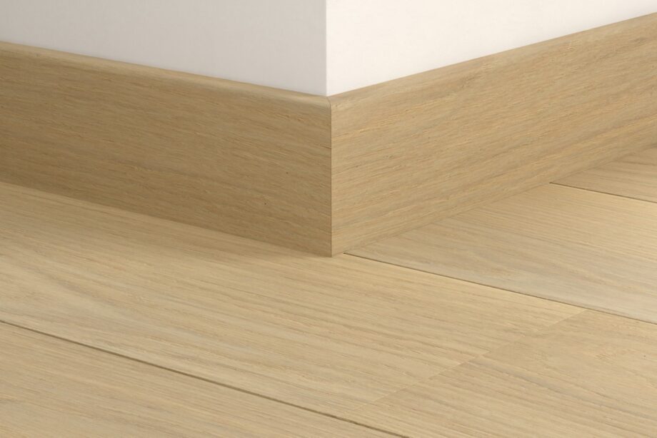 Влагостойкий деревянный плинтус Quick-Step Lily White Oak Extra Matt для паркета, шпон, 16x80x2400 мм