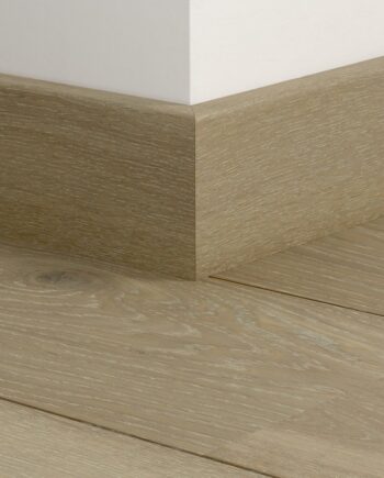 Влагостойкий деревянный плинтус Quick-Step Light Storm Oak Extra Matt для паркета, шпон, 16x80x2400 мм