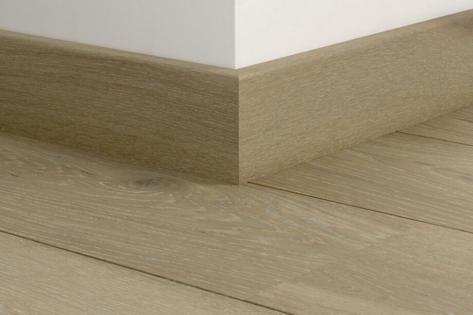 Влагостойкий деревянный плинтус Quick-Step Light Storm Oak Extra Matt для паркета, шпон, 16x80x2400 мм