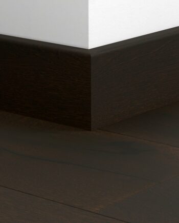 Влагостойкий деревянный плинтус Quick-Step Tobacco Oak Extra Matt для паркета, шпон, 16x80x2400 мм