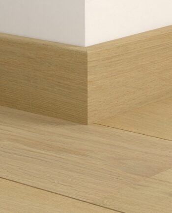 Влагостойкий деревянный плинтус Quick-Step Pearl White Oak Extra Matt для паркета, шпон, 16x80x2400 мм