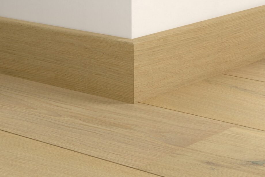 qswppskr06030mm-1 Влагостойкий деревянный плинтус Quick-Step Pearl White Oak Extra Matt для паркета, шпон, 16x80x2400 мм