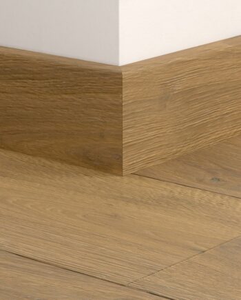 Влагостойкий деревянный плинтус Quick-Step Mustard Oak Extra Matt для паркета, шпон, 16x80x2400 мм