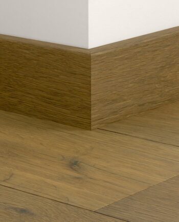Влагостойкий деревянный плинтус Quick-Step White Cappuccino Oak Extra Matt для паркета, шпон, 16x80x2400 мм
