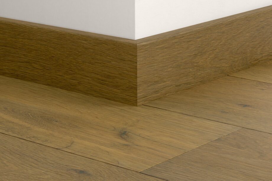 qswppskr06033mm-1 Влагостойкий деревянный плинтус Quick-Step White Cappuccino Oak Extra Matt для паркета, шпон, 16x80x2400 мм