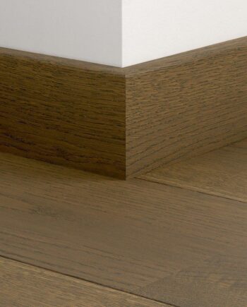 Влагостойкий деревянный плинтус Quick-Step Brown Vintage Oak Extra Matt для паркета, шпон, 16x80x2400 мм