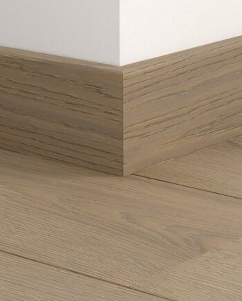 Влагостойкий деревянный плинтус Quick-Step Carbis Oak Extra Matt для паркета, шпон, 16x80x2400 мм