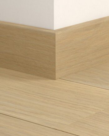 Влагостойкий деревянный плинтус Quick-Step Lily White Oak Extra Matt для паркета, шпон, 16x80x2400 мм